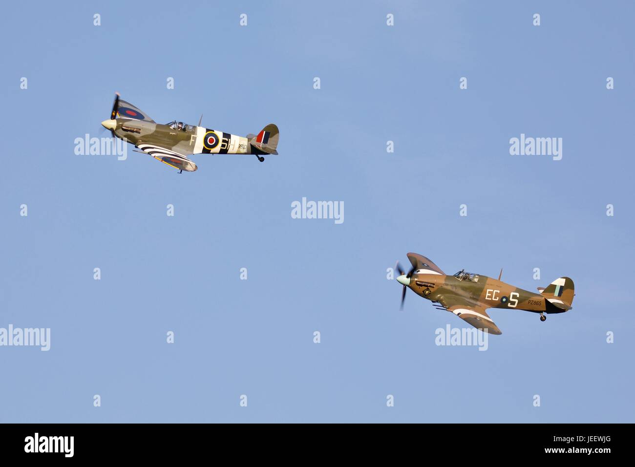 RAF BBMF Hawker Hurricane PZ865 l'ultimo uragano mai costruito e Spitfire AB910 che è un D-Day veterano Foto Stock