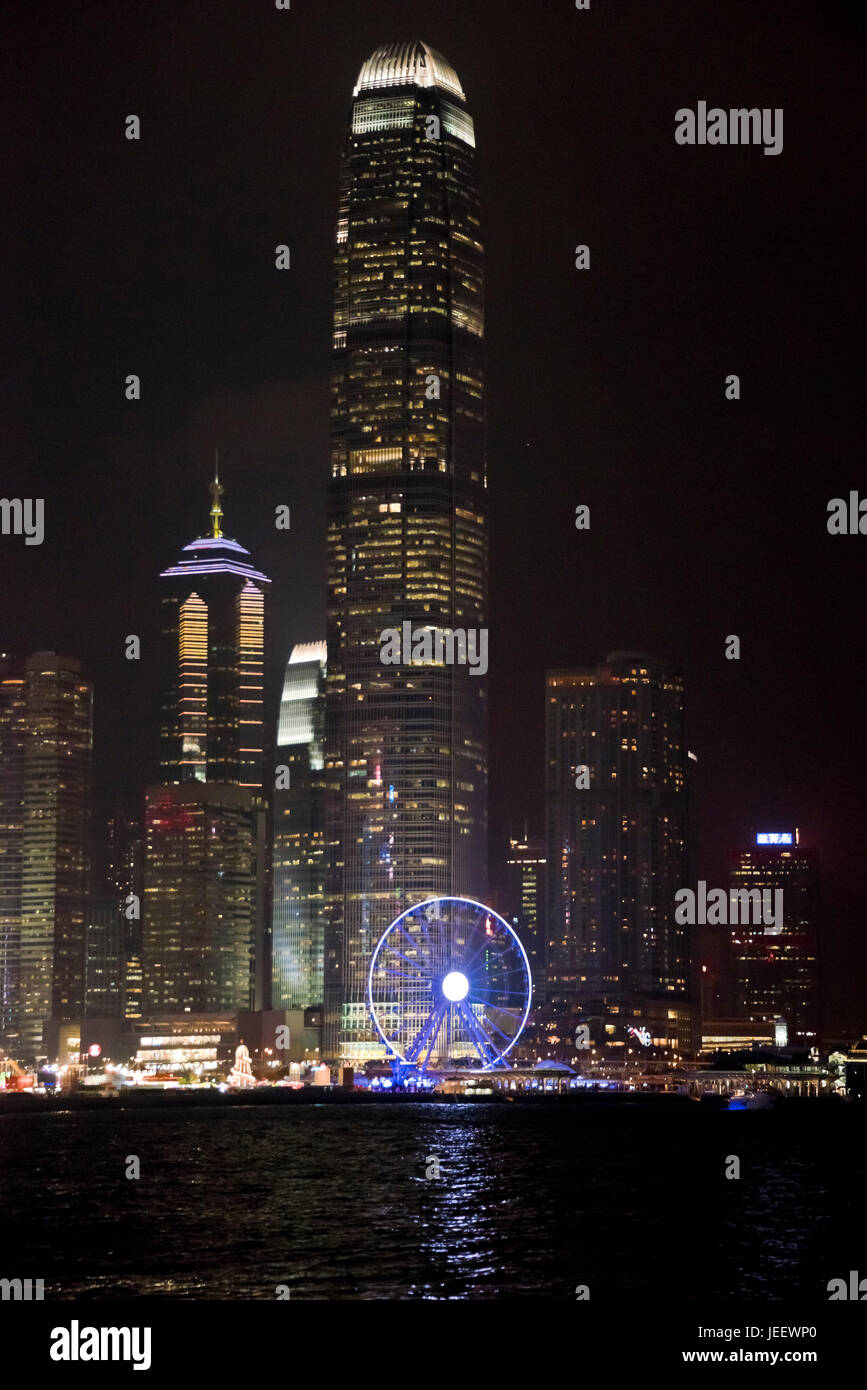 Vista verticale dell'Isola di Hong Kong illuminata di notte, Cina. Foto Stock