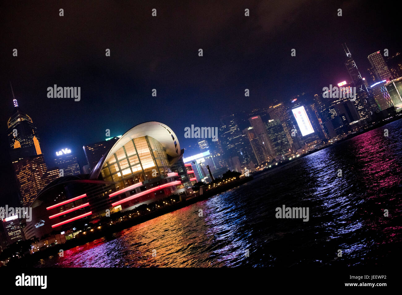 Vista orizzontale dell'Isola di Hong Kong illuminata di notte, Cina. Foto Stock