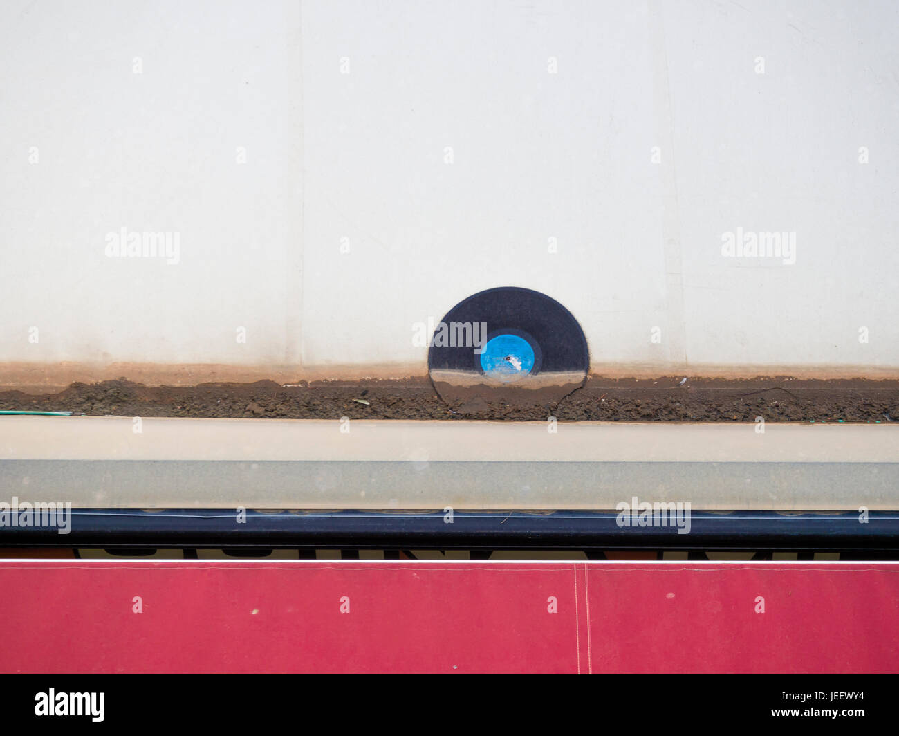 La rottura di un vecchio disco in vinile è marciume nell'acqua piovana grondaia di un rettangolo di selezione Foto Stock