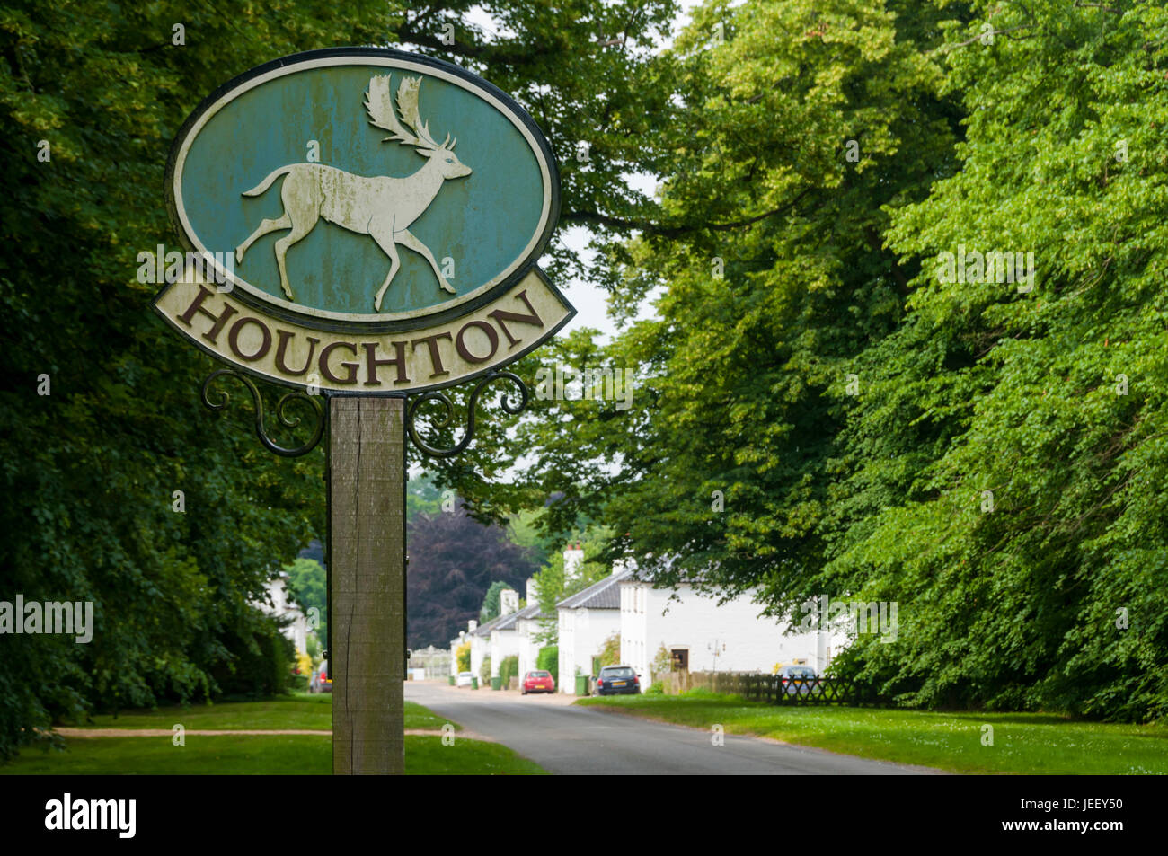 Segno del villaggio di Houghton mostra uno dei daini bianchi da motivi di Houghton Hall. Villaggio pianificata di nuovo Houghton in background. Foto Stock