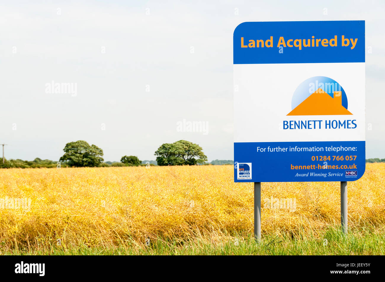 Un segno pubblicizza farmland acquisita da Bennett Case per edilizia in West Norfolk. Foto Stock