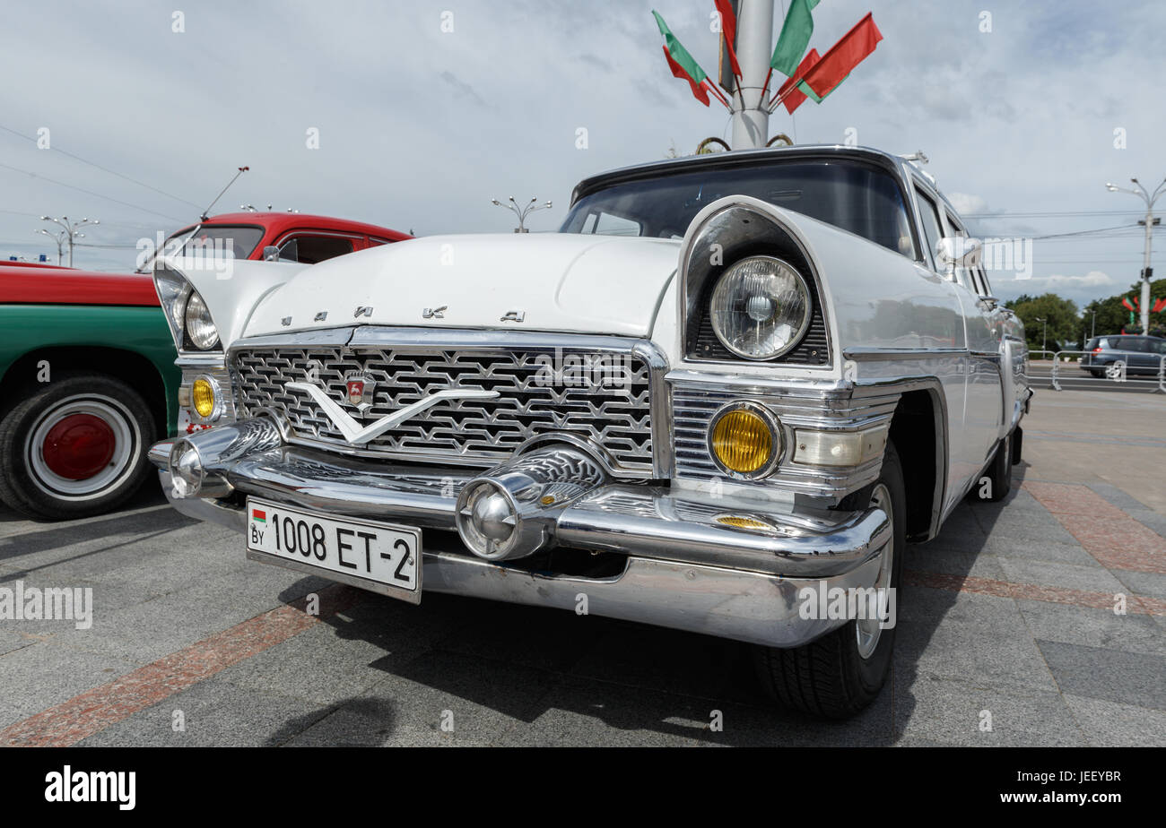 White GAZ 13 Chaika alla mostra di auto d'epoca. L'estate. La Bielorussia. Di Vitebsk. 2017. Foto Stock