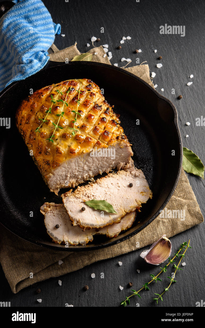 Arrosto e fette di filetto di maiale glassate al miele e senape sulla  padella di ferro Foto stock - Alamy