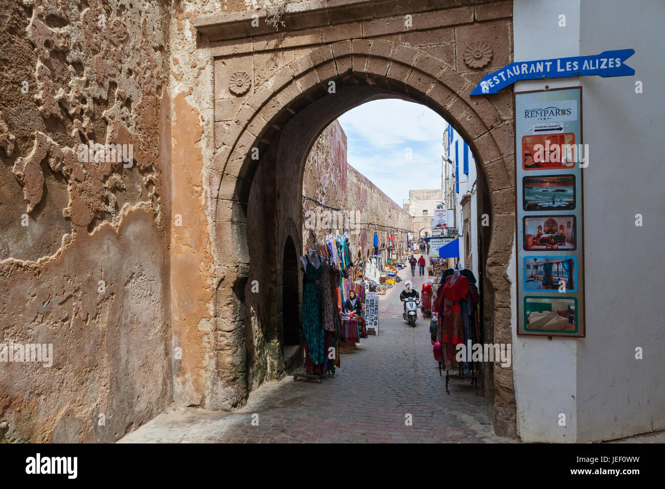 I souks nella vecchia medina di Essaouira Foto Stock