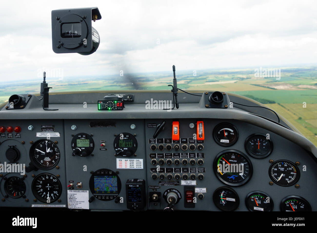 Vista dal cockpit dei piloti del moderno motorglider Turbo Falke con quadro strumenti e indicatori. Foto Stock