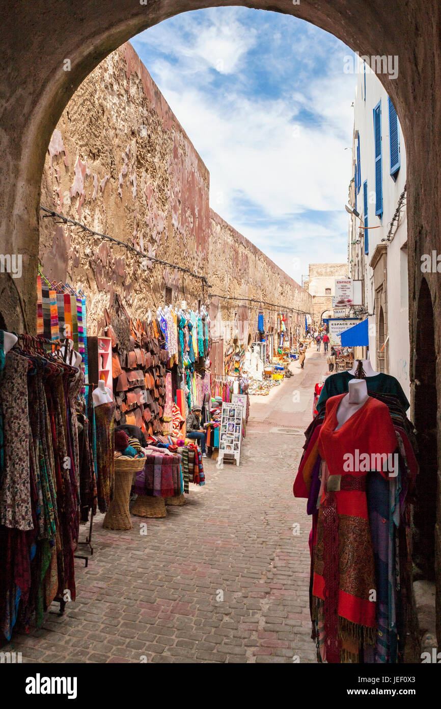I souks nella vecchia medina di Essaouira Foto Stock