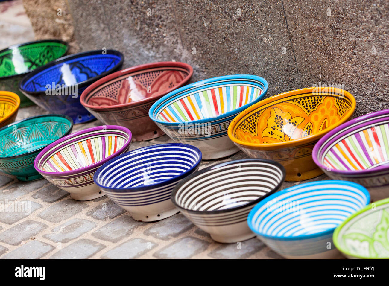 Bocce marocchino, ceramiche souvenir in vendita nei souks della vecchia medina di Essaouira Foto Stock