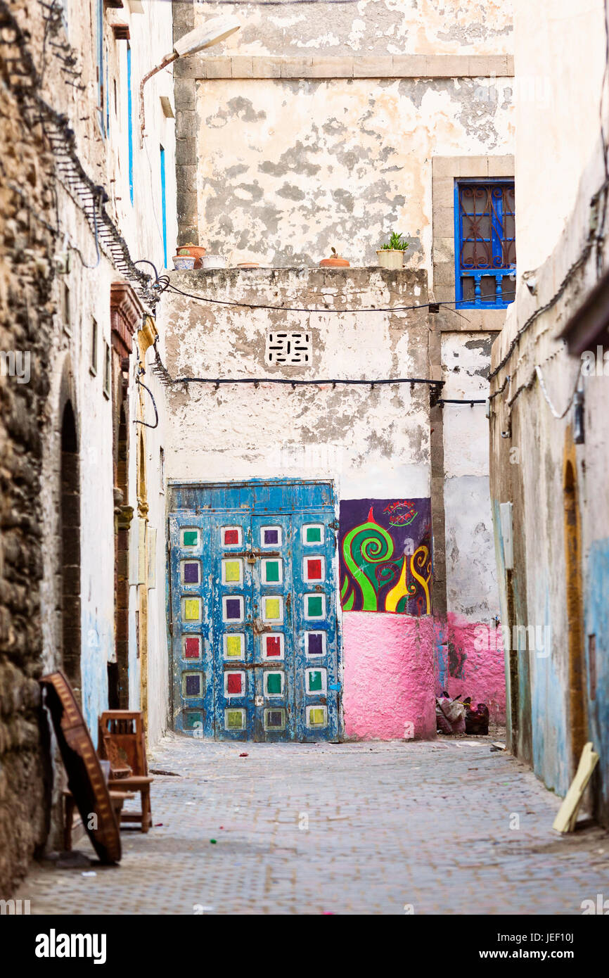 Verniciato colorato porta e grafitti, wallart, Arte di strada, in un vicolo della vecchia medina di Essaouira Foto Stock