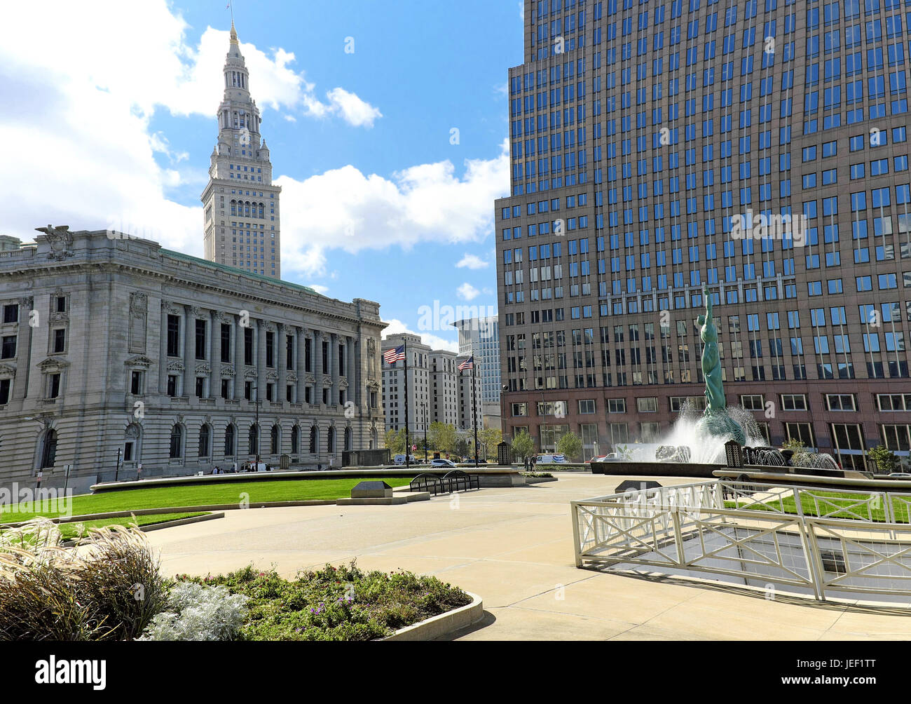 La Cleveland Public Library, Terminal Tower e Torre di chiave su Cleveland Public Square sono completati da greenspace in downtown Cleveland, Ohio, Stati Uniti d'America Foto Stock