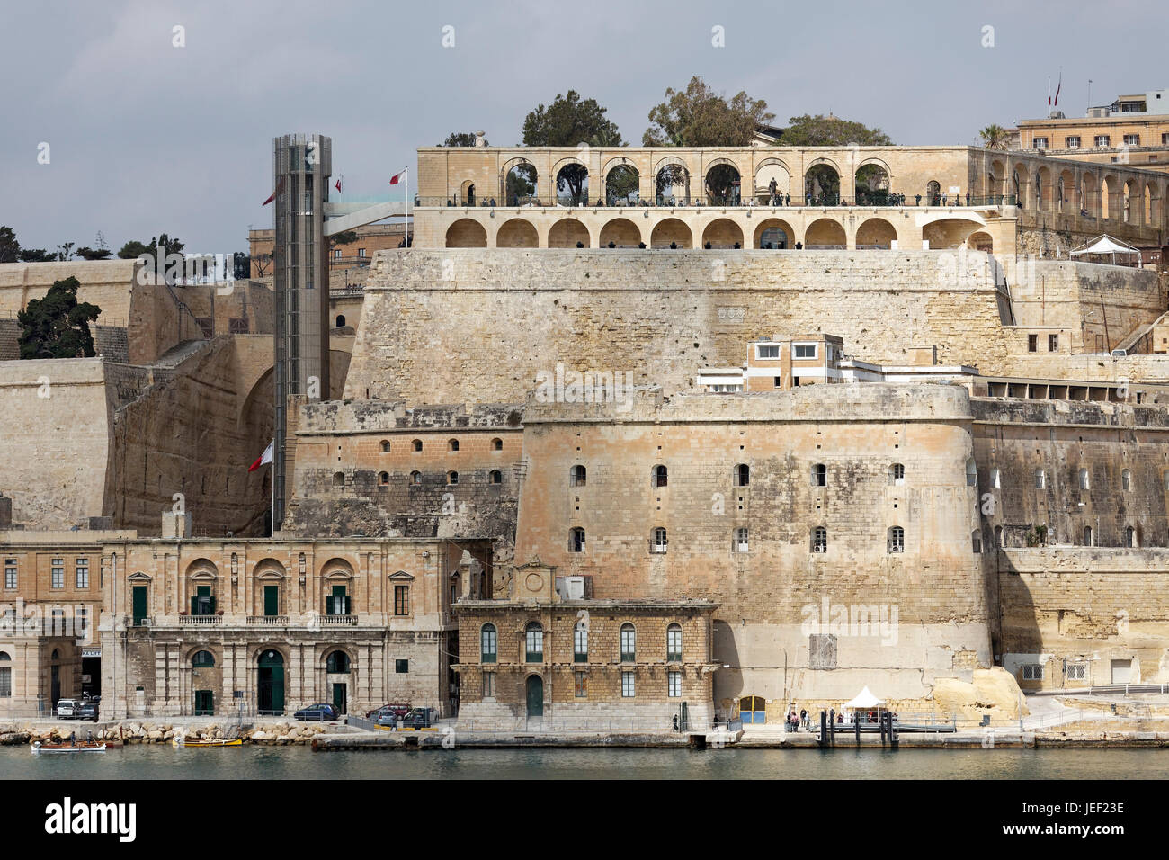 Lascaris Bastion con batteria a salve e superiore di Barracca Gardens, sinistra Barracca sollevare, vista dalla Vittoriosa, Valletta, Malta Foto Stock