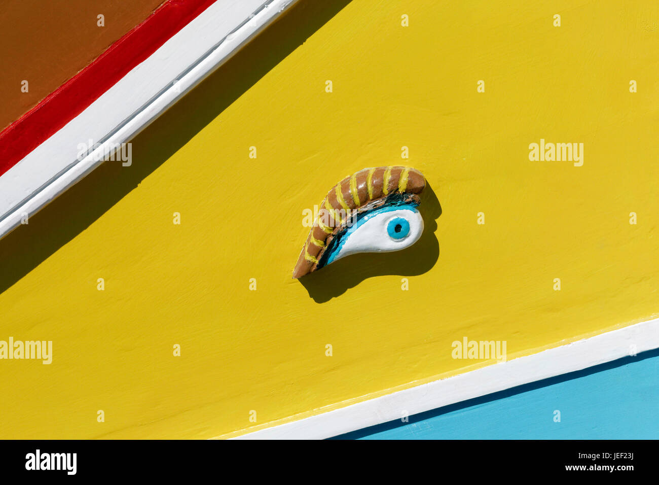 Luzzu, prua con occhio di Osiride, Maltese barca da pesca, verniciato colorato, Marsaxlokk, Malta Foto Stock