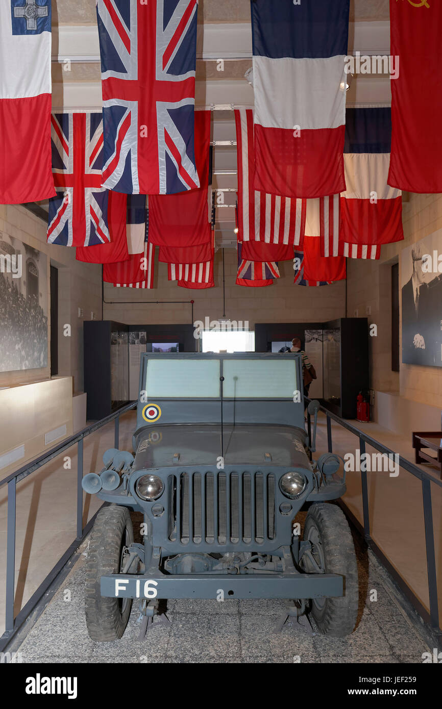 Jeep Husky dal generale Eisenhower, bandiere degli Alleati, Museo Nazionale della Guerra, il Forte Sant'Elmo a La Valletta, Malta Foto Stock