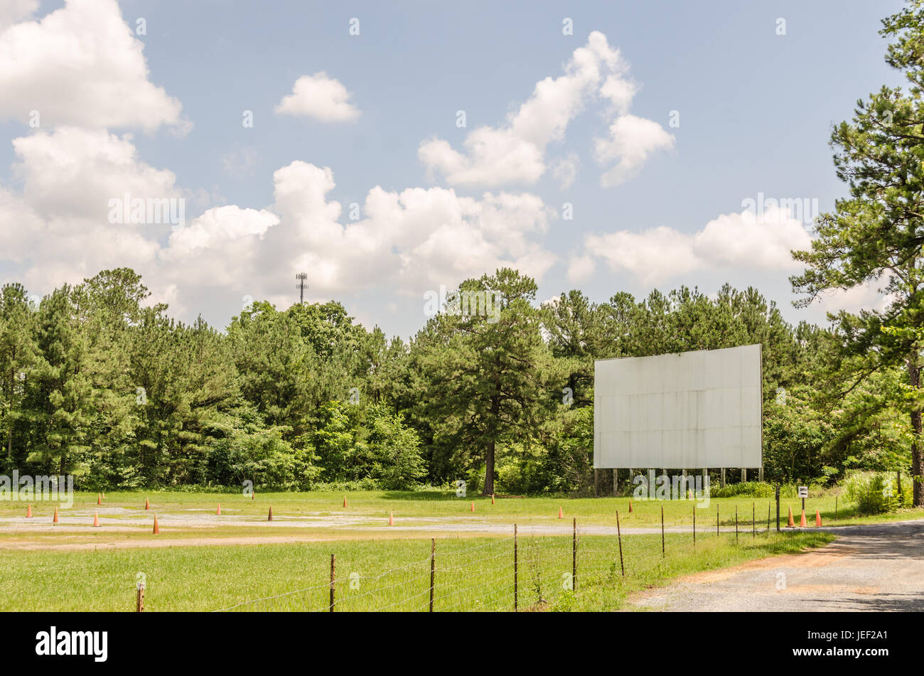 Drive-in theatre movie schermo che sembra piuttosto solitario senza gli altoparlanti Foto Stock