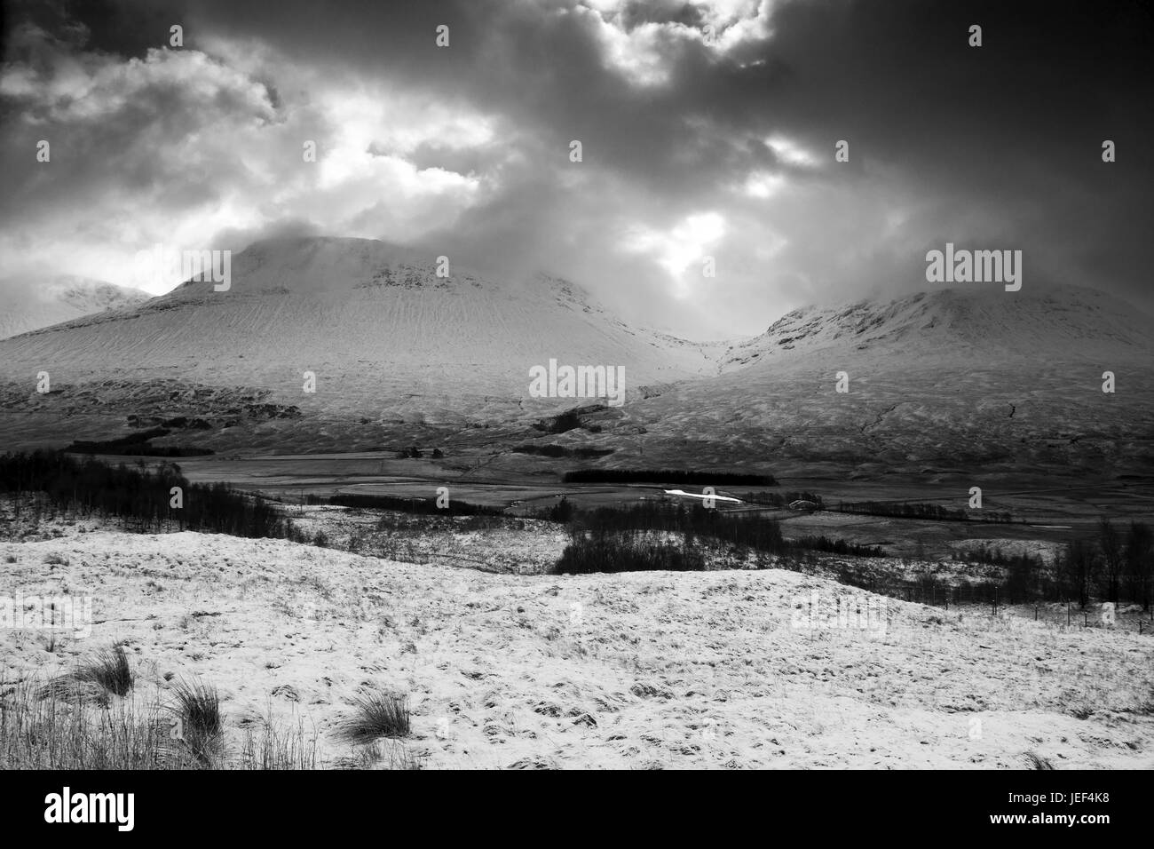 Glencoe nelle highlands scozzesi in febbraio., Glencoe in den schottischen Highlands im Februar. Foto Stock