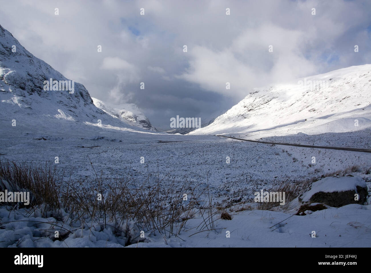 Glencoe nelle highlands scozzesi in febbraio., Glencoe in den schottischen Highlands im Februar. Foto Stock