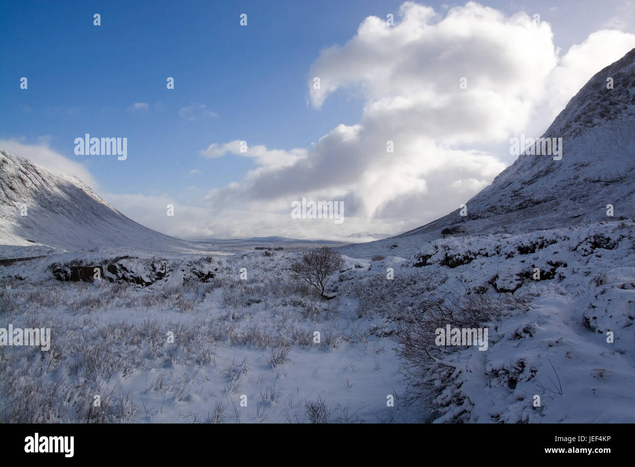 Glencoe nelle highlands scozzesi in febbraio., Glencoe in den schottischen Highlands im Februar. Foto Stock