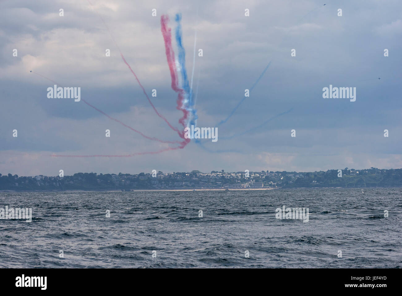 Spettacolo di volo con aeromobili dal francese Air Force, Alfa getti del francese Patrouille de France national display team. Foto Stock