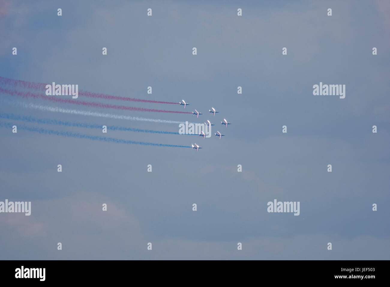 Spettacolo di volo con aeromobili dal francese Air Force, Alfa getti del francese Patrouille de France national display team. Foto Stock