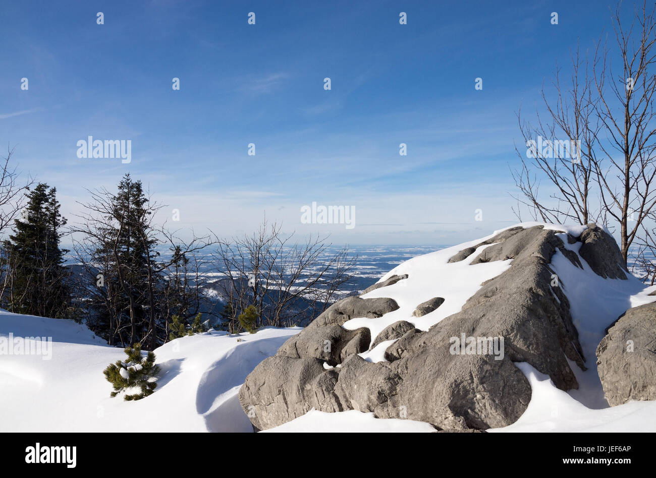 Il Kampenwand è un 1669-m-alta cima nelle Alpi Chiemgauer. Il suo vertice di croce è più grande nelle Alpi bavaresi e lontano ovviamente. Qui in w Foto Stock