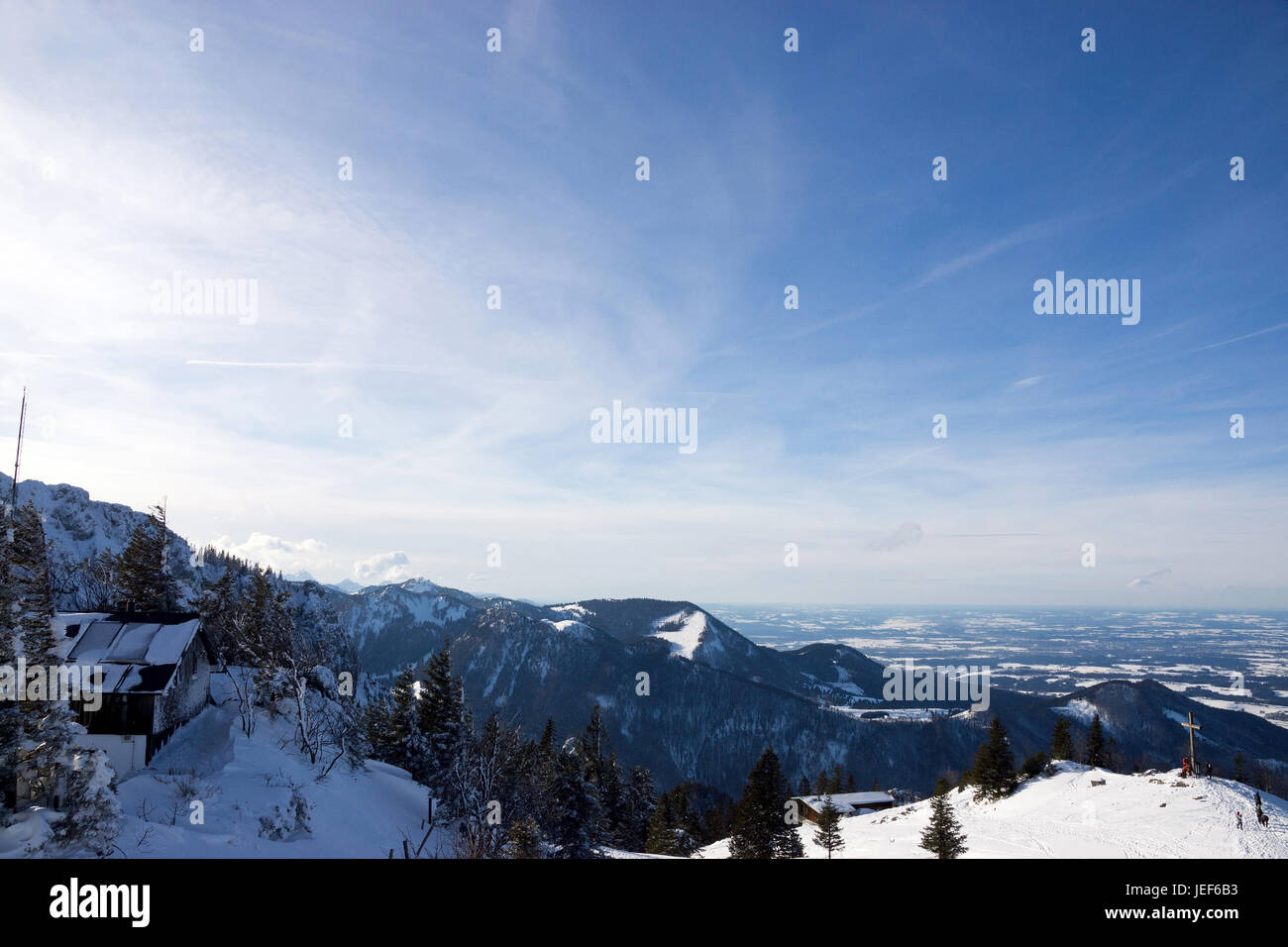 Il Kampenwand è un 1669-m-alta cima nelle Alpi Chiemgauer. Il suo vertice di croce è più grande nelle Alpi bavaresi e lontano ovviamente. Qui in w Foto Stock