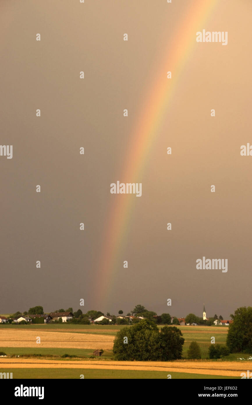 Rainbows in Baviera dopo un temporale estivo., Regenbogen in Bayern nach einem Sommergewitter. Foto Stock