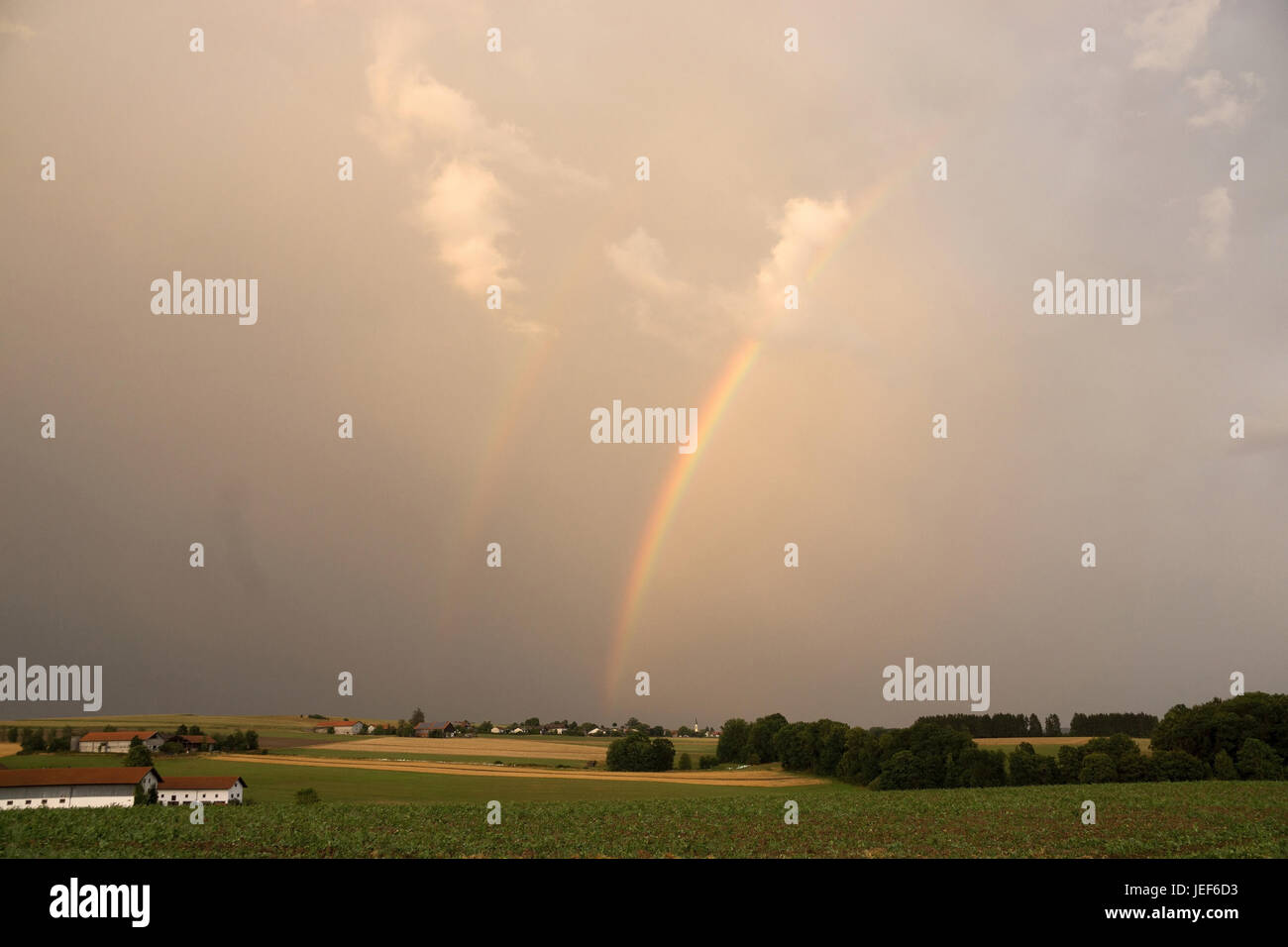 Rainbows in Baviera dopo un temporale estivo., Regenbogen in Bayern nach einem Sommergewitter. Foto Stock