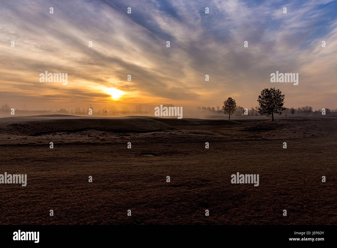 Al mattino in Baviera con salendo nebbia., Morgens in Bayern mit aufsteigendem Nebel. Foto Stock