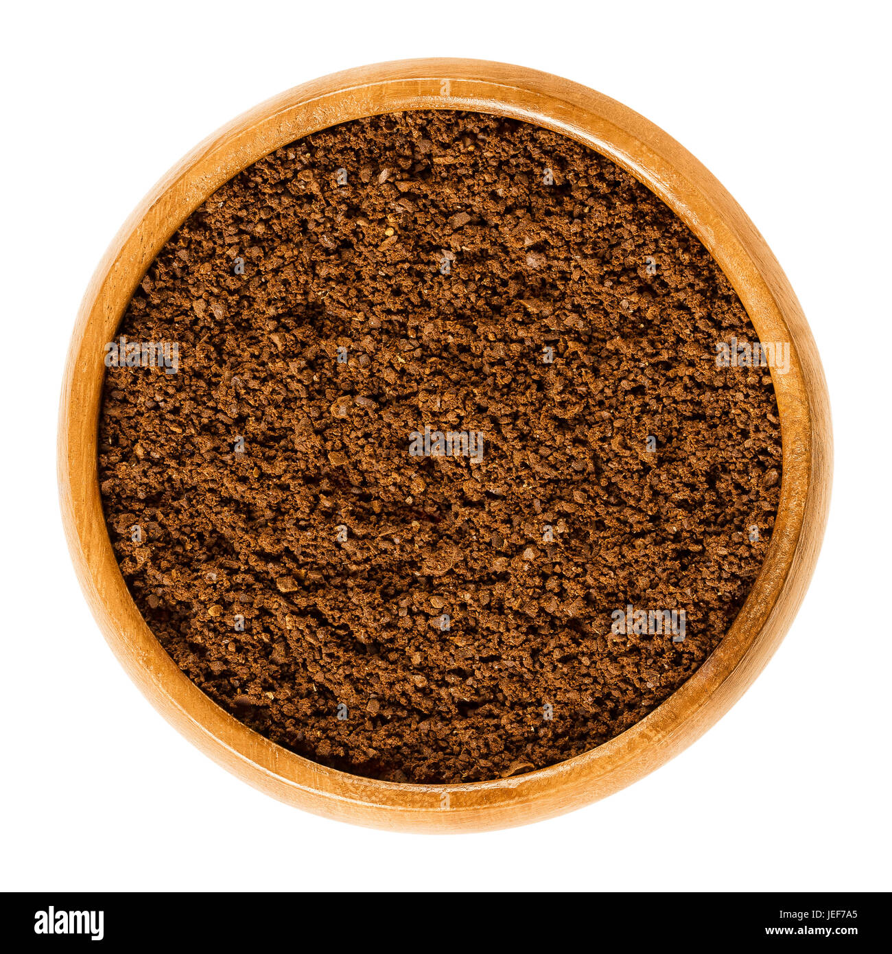 Il caffè fresco in polvere nella ciotola di legno. Massa Arabica chicchi di caffè. Roasted Brown Box di ciliegie di caffè. La caffeina. Isolate il cibo macro foto close up. Foto Stock