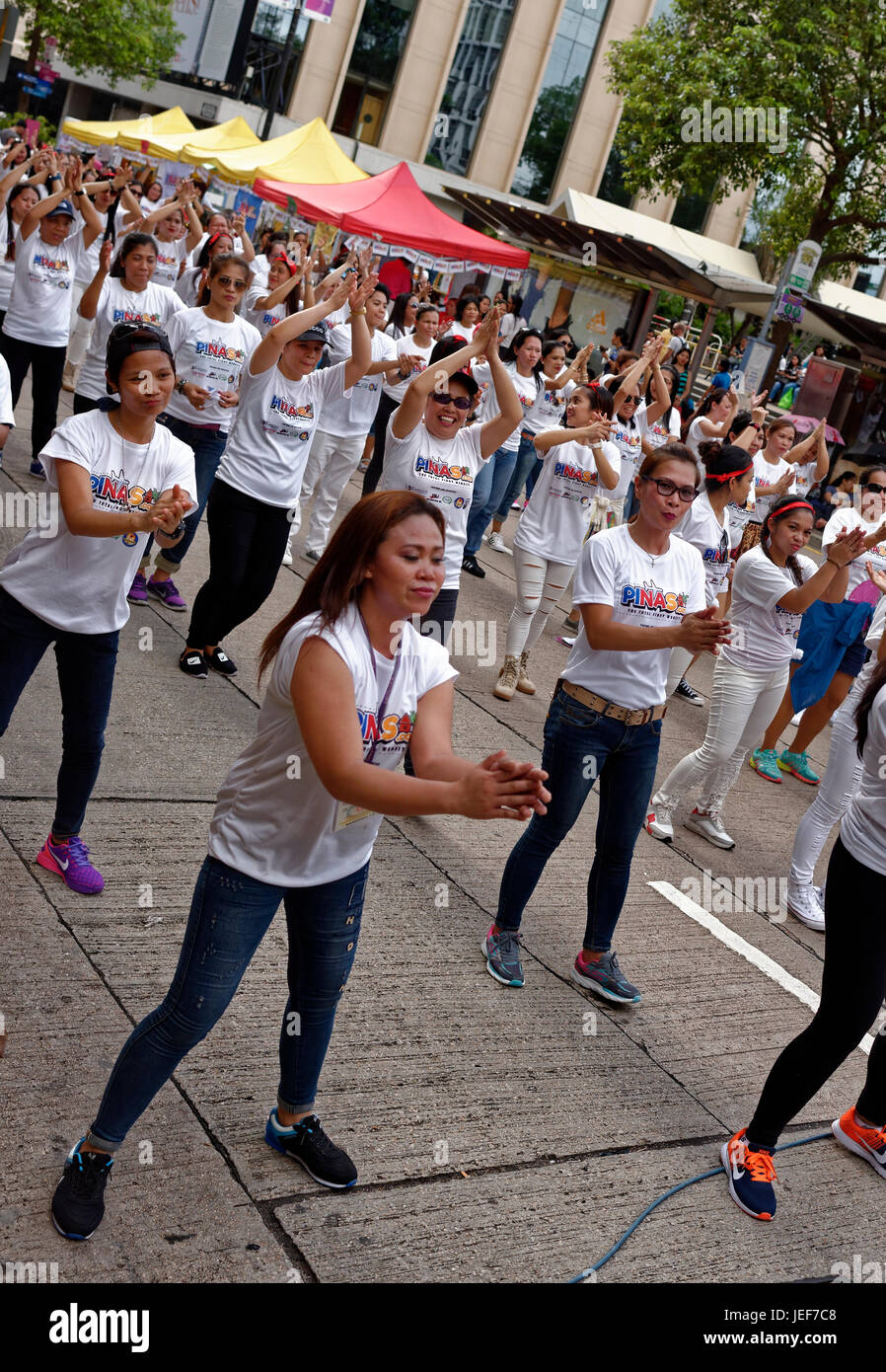 Lavoratori filippini a Hong Kong creare una massiccia line dance per le strade del centro. Foto Stock