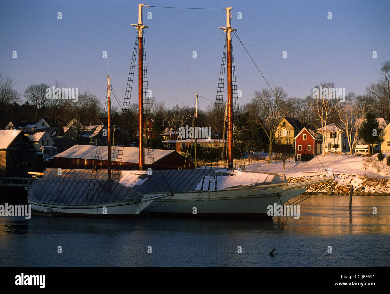 In pelo a riposo nel porto di Camden su un inverno di pomeriggio, Maine, Stati Uniti d'America Foto Stock