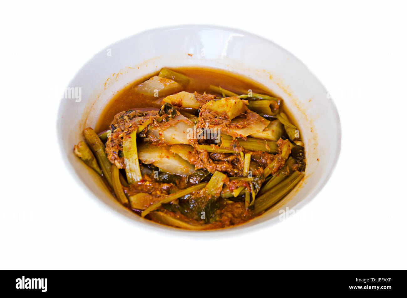 Delizioso cibo tailandese chiamata KANG SOM dalla zuppa piccante con pesce e verdure miste Foto Stock