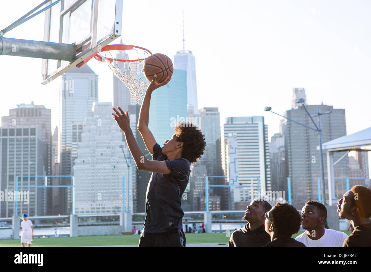 Uomo nero per fare un Slam Dunk durante una partita di basket a Brooklyn, NY, STATI UNITI D'AMERICA Foto Stock
