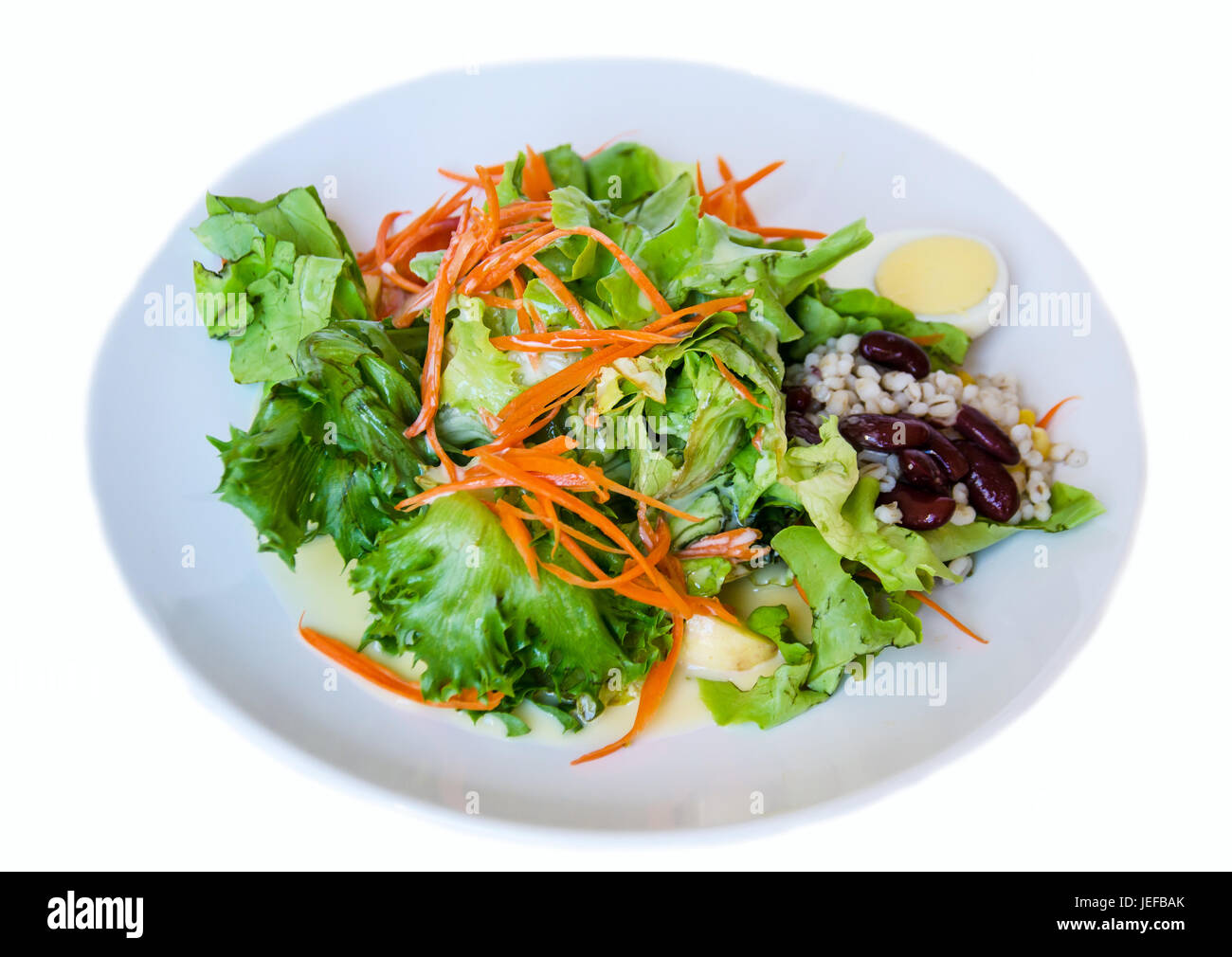 Piatto di insalata di verdure per cibo sano su sfondo bianco Foto Stock