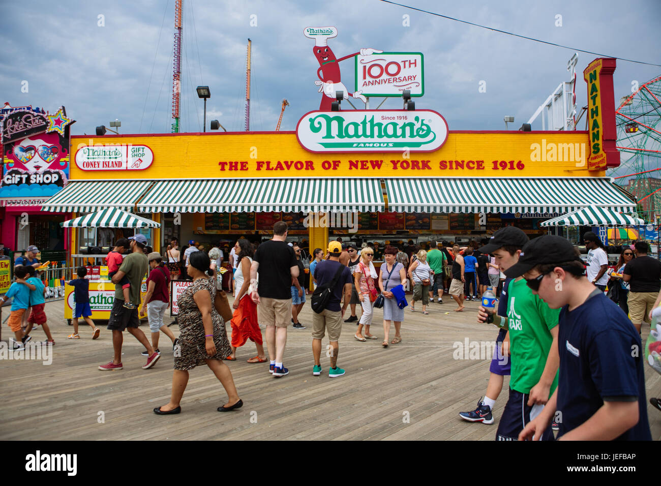 Nathan di Coney Island boardwalk durante il fine settimana estivo, Brooklyn, Stati Uniti d'America Foto Stock