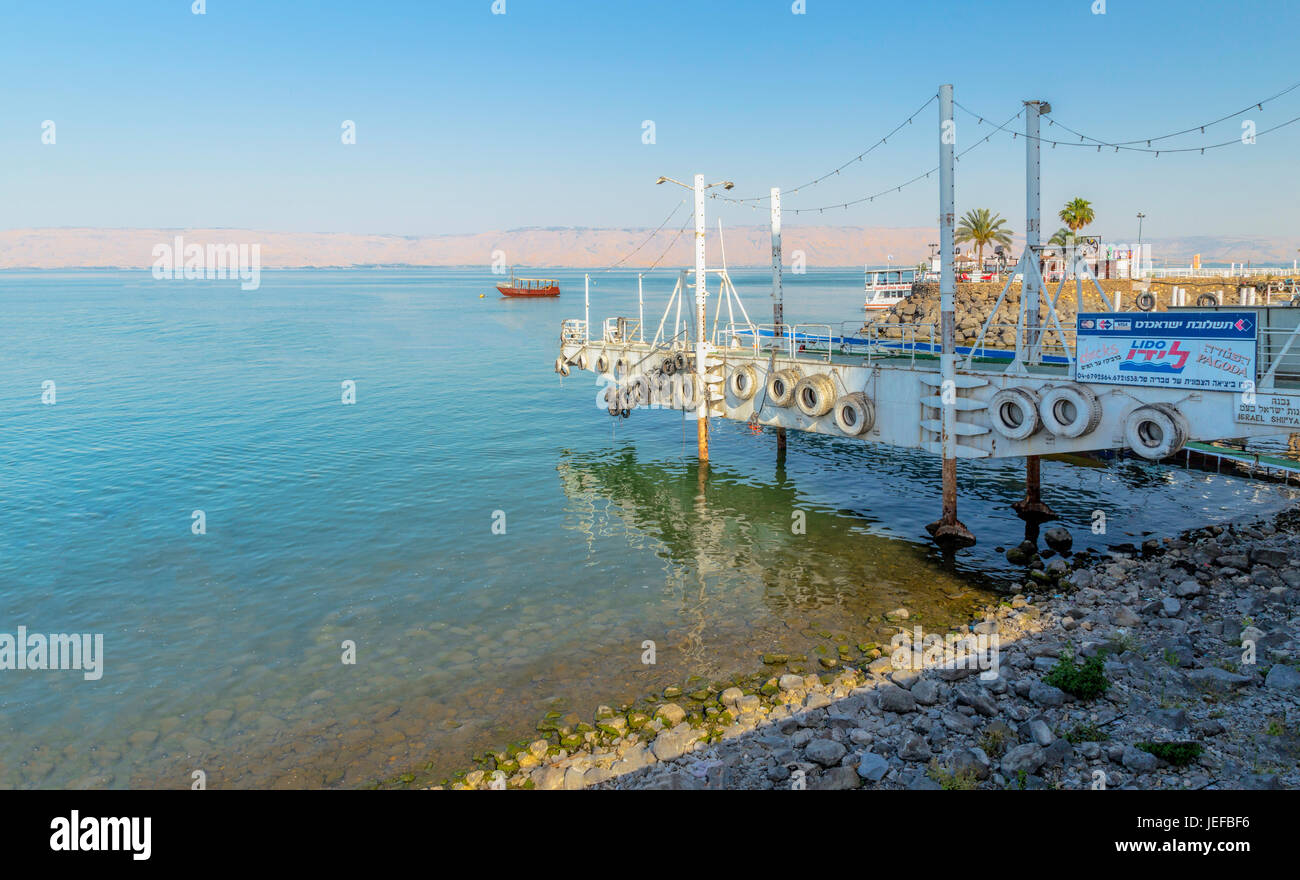 Molo lungo Yigal Allon lungomare con vista del mare di Galilea a Tiberiade, Israele, Medio Oriente. Foto Stock