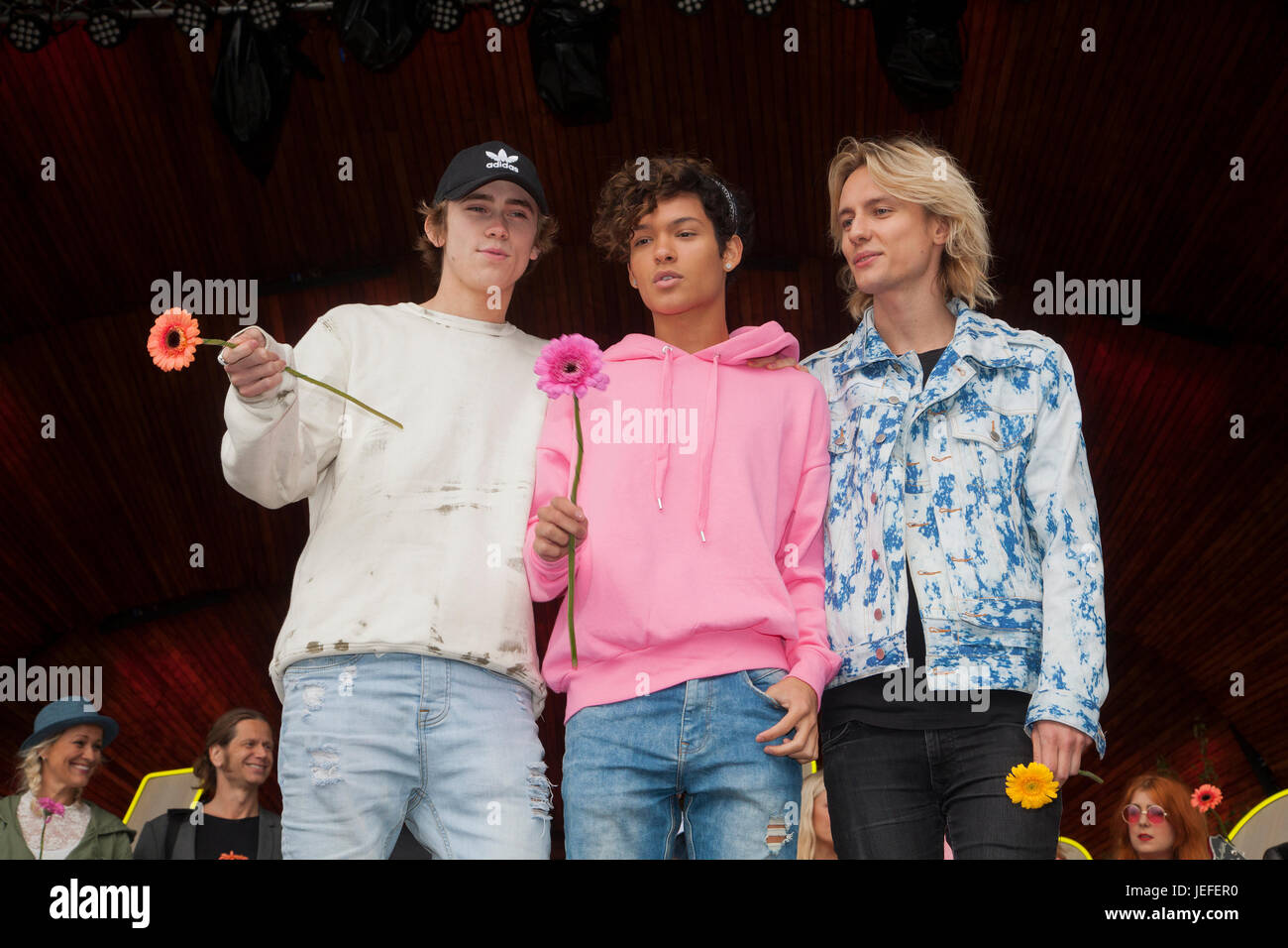 FO&o il ragazzo svedese band con la piega membri Felix Sandman,Oscar Enestad och Omar Rudberg 2017 Foto Stock