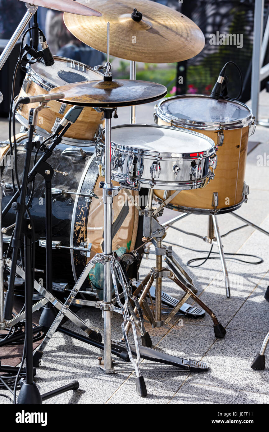 Drum set con microfoni in piedi sul palco all'aperto Foto Stock