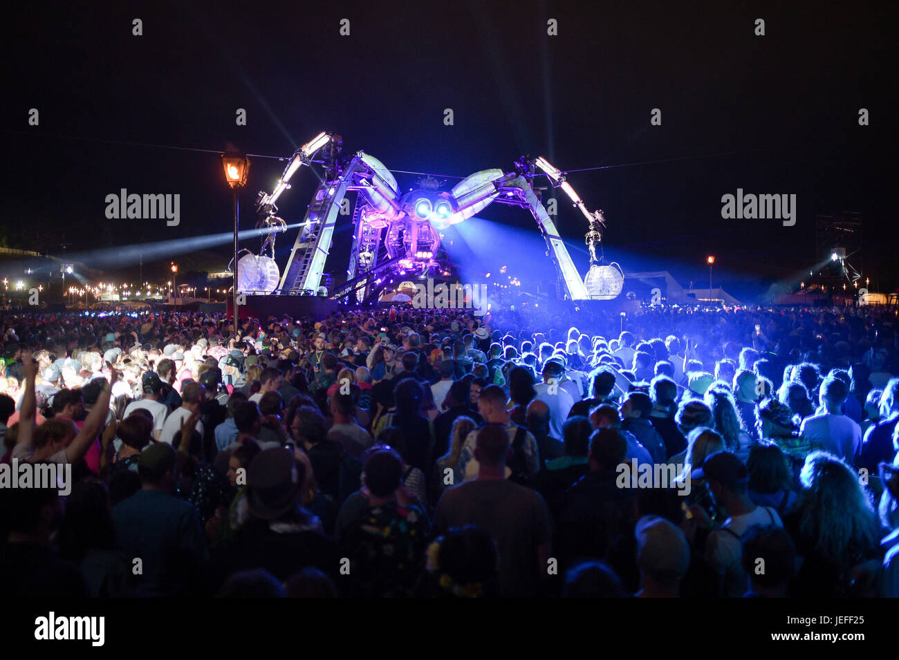 La gente ballare sotto il ragno gigante Arcadia, al Glastonbury Festival presso l'azienda agricola degna in Pilton, Somerset. Foto Stock