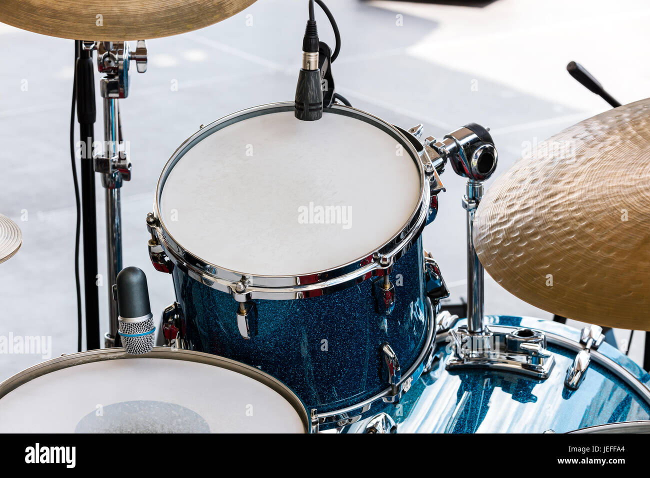 Batteria e percussioni. apparecchiature musicali sul palco all'aperto, pronto per giocare. Foto Stock