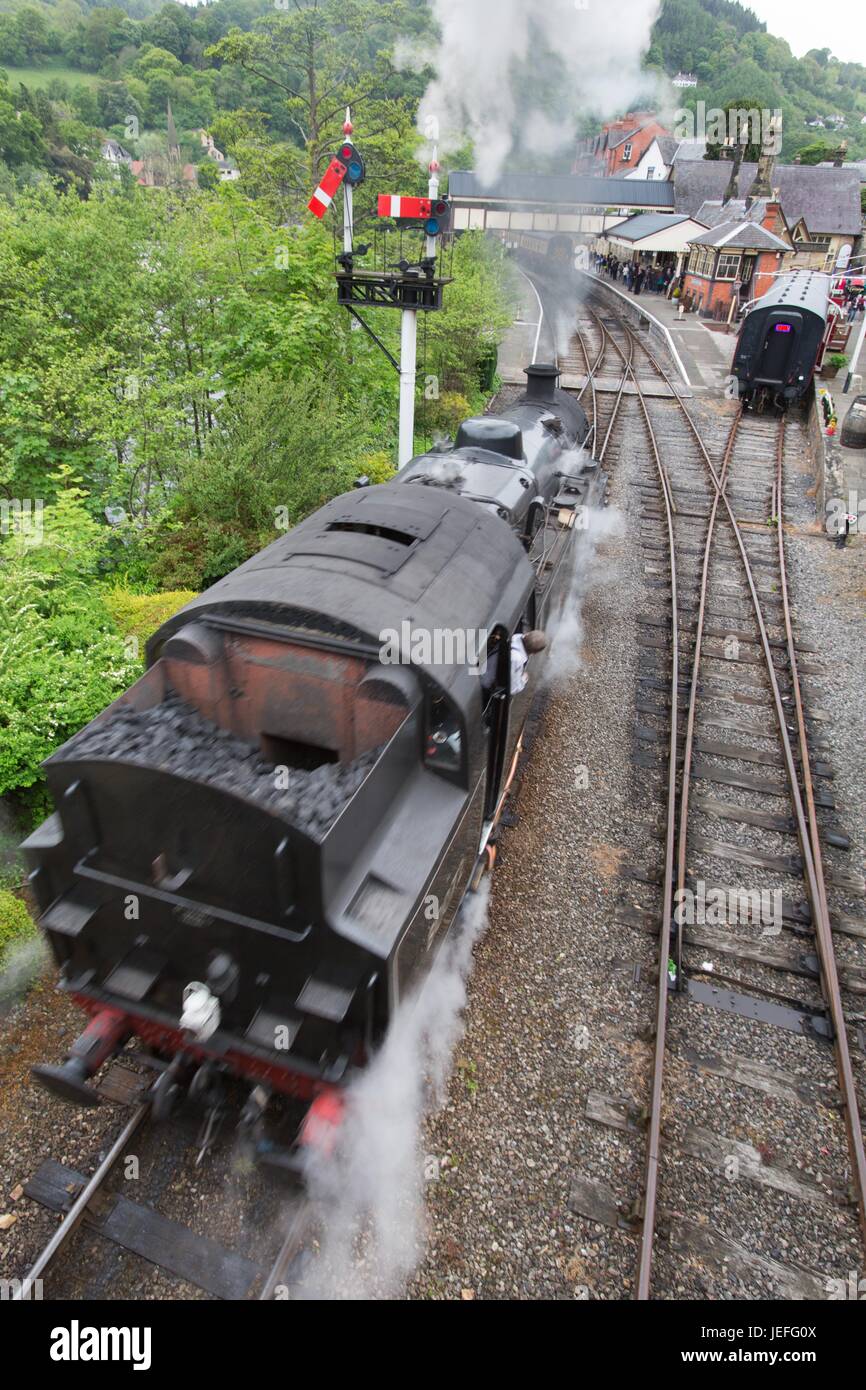 La città di Llangollen, in Galles. Vista pittoresca di una locomotiva a vapore a Llangollen stazione. Foto Stock