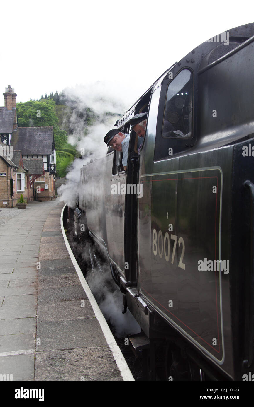 La città di Llangollen, in Galles. Vista pittoresca di una locomotiva a vapore a Berwyn stazione. Foto Stock