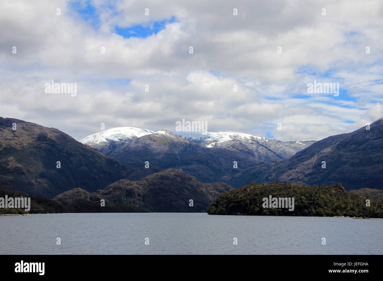 Bellissimo fiordo con montagne in Bernardo O'Higgins National Park, Cile, Sud America Foto Stock