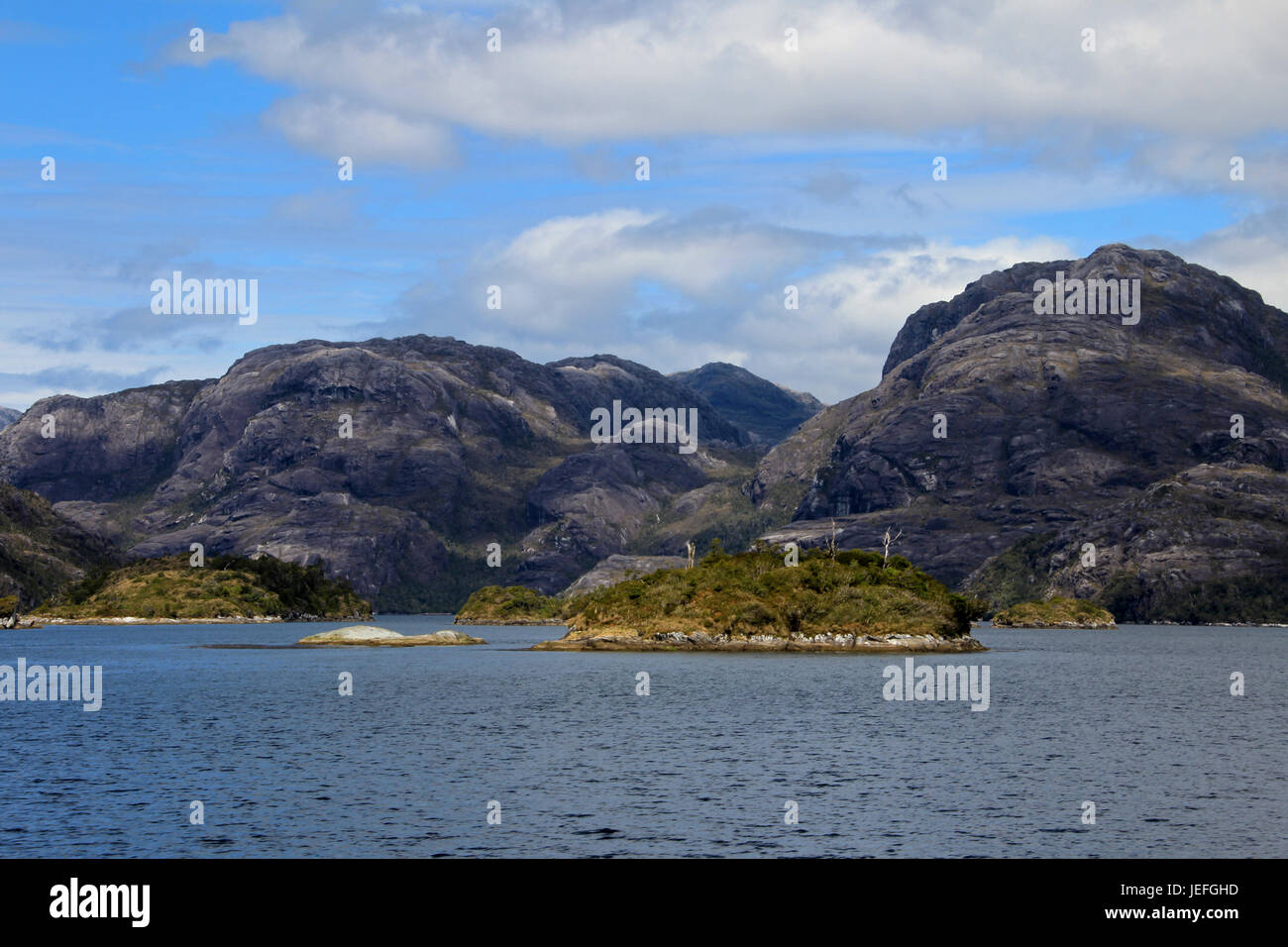Bellissimo fiordo con montagne in Bernardo O'Higgins National Park, Cile, Sud America Foto Stock