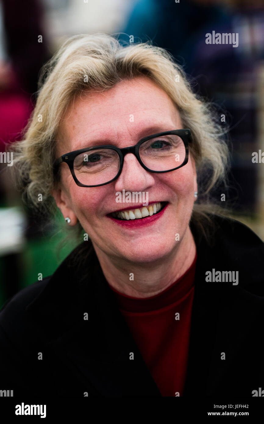 Elizabeth Strout, Premio Pulitzer (2009) vincente romanziere americano e scrittore, al 2017 Hay Festival della letteratura e delle arti, Hay on Wye, Wales UK Foto Stock