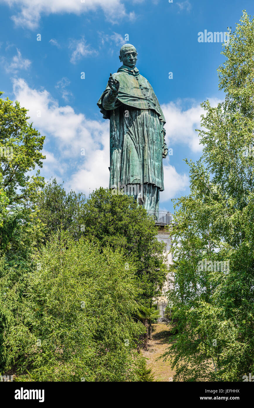 Arona, Lago Maggiore, Italia. Sancarlone o il colosso di San Carlo Borromeo (XVII secolo) è una statua di bronzo, una delle statue più alte del mondo Foto Stock
