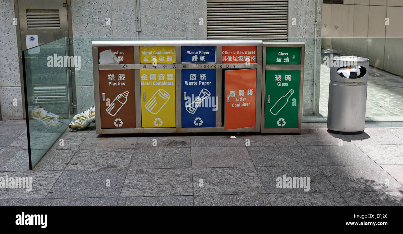 Riciclaggio e bidoni della spazzatura in Taikoo Park, Isola di Hong Kong Foto Stock