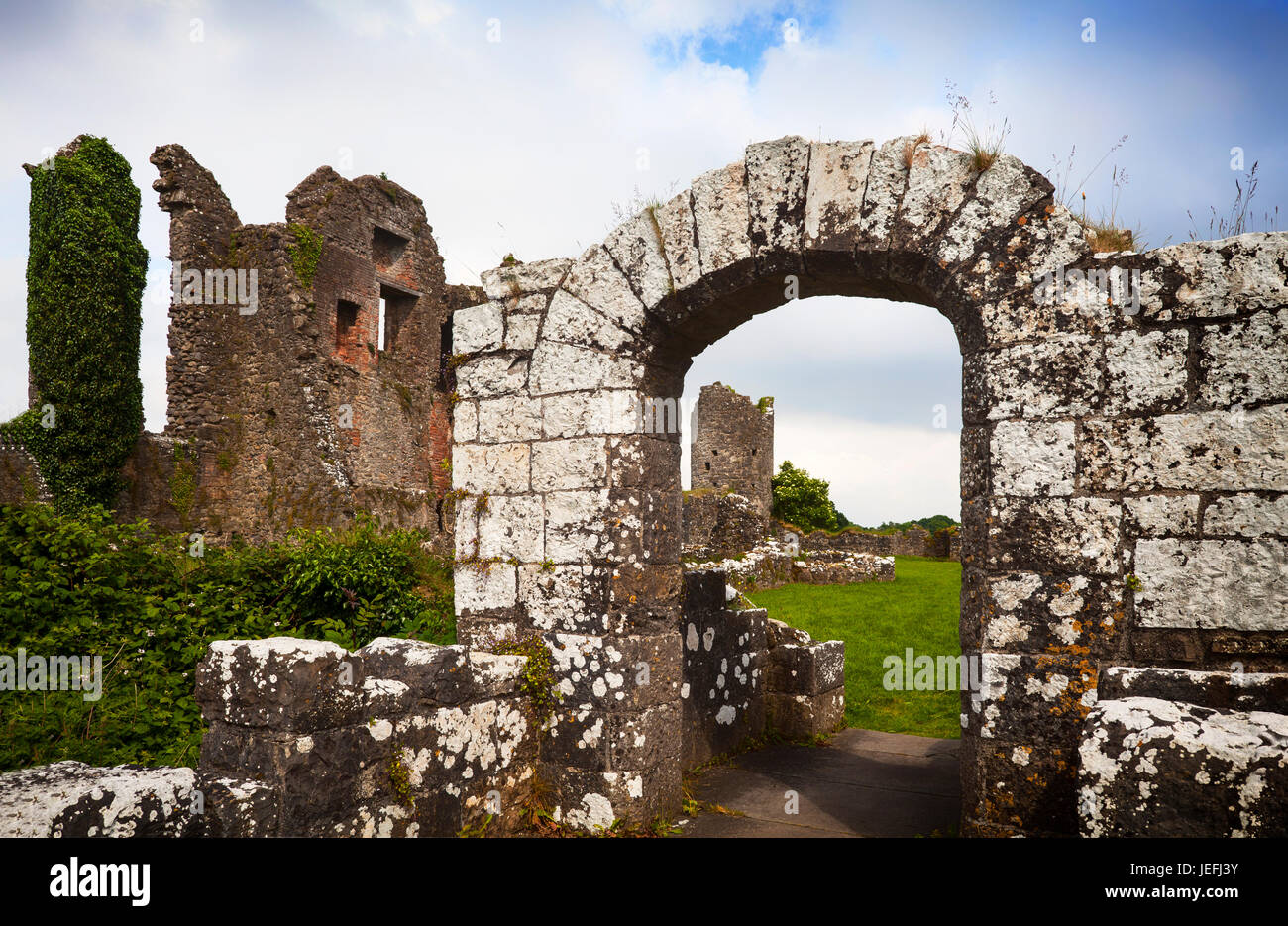 Il vecchio castello, un monastero del XVII secolo casa torre costruita nei primi anni del Castello Crom Estate, superiore del Lough Erne, County Fermanagh, Irlanda del Nord Foto Stock