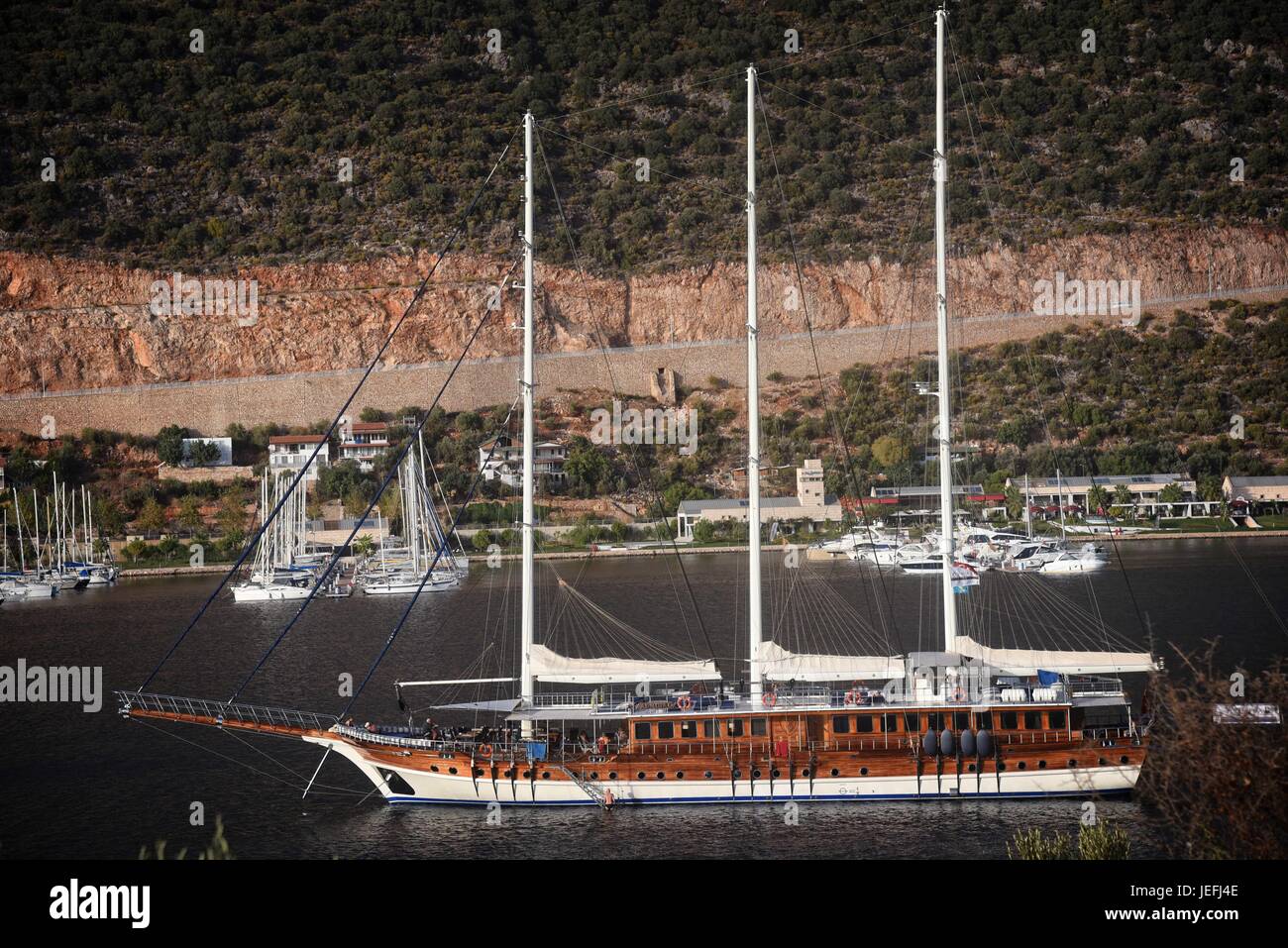 La Turchia Antalya Kas a tre masted caicco al di ancoraggio nel nuovo marina. Foto Stock