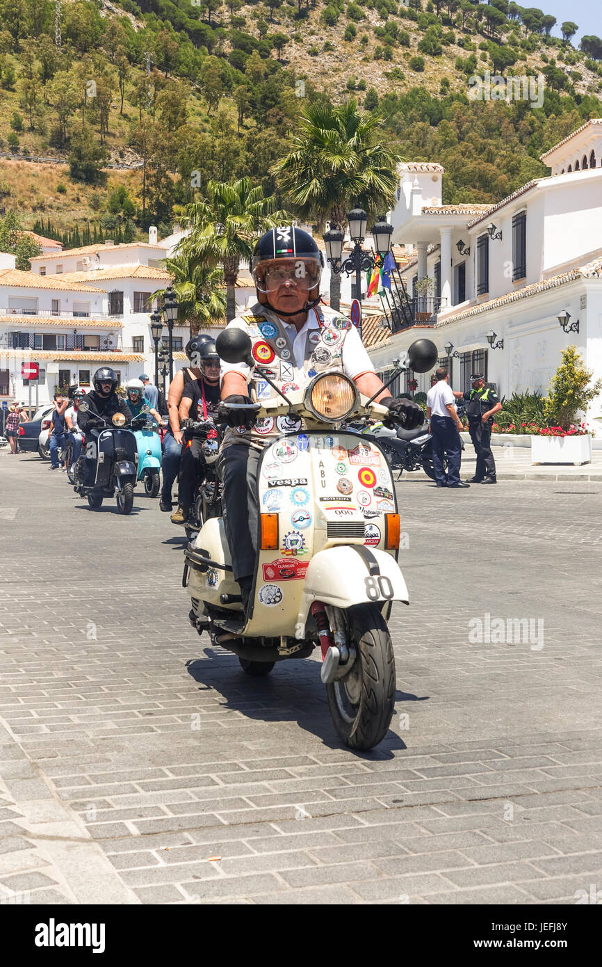 Uomo su scooter Vespa, parade, biciclette classiche sul display a una classica motocicletta incontro a Mijas, Andalusia, Spagna. Foto Stock